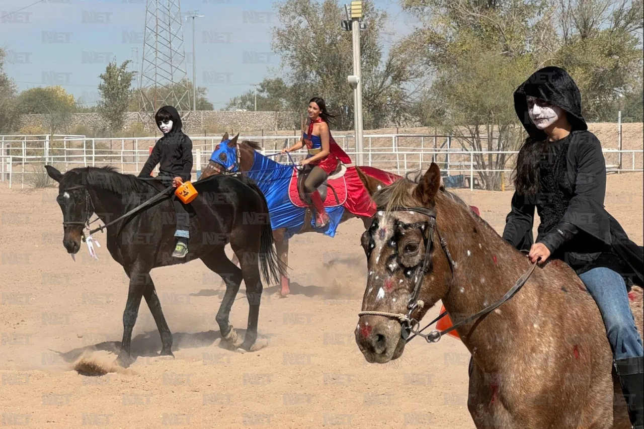 Jinetes y caballos dan color al Día de Muertos con concurso de disfraces