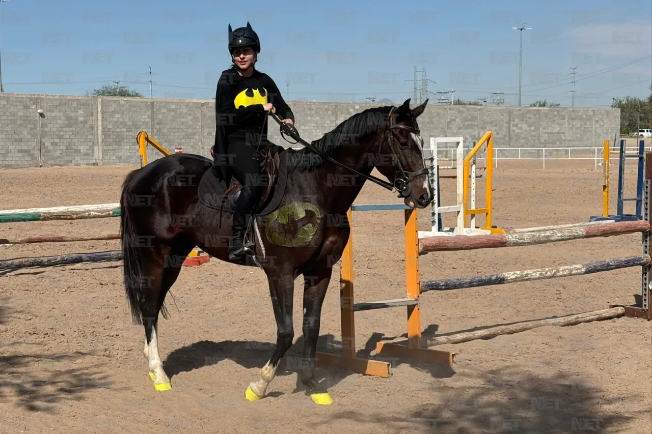 Jinetes y caballos dan color al Día de Muertos con concurso de disfraces