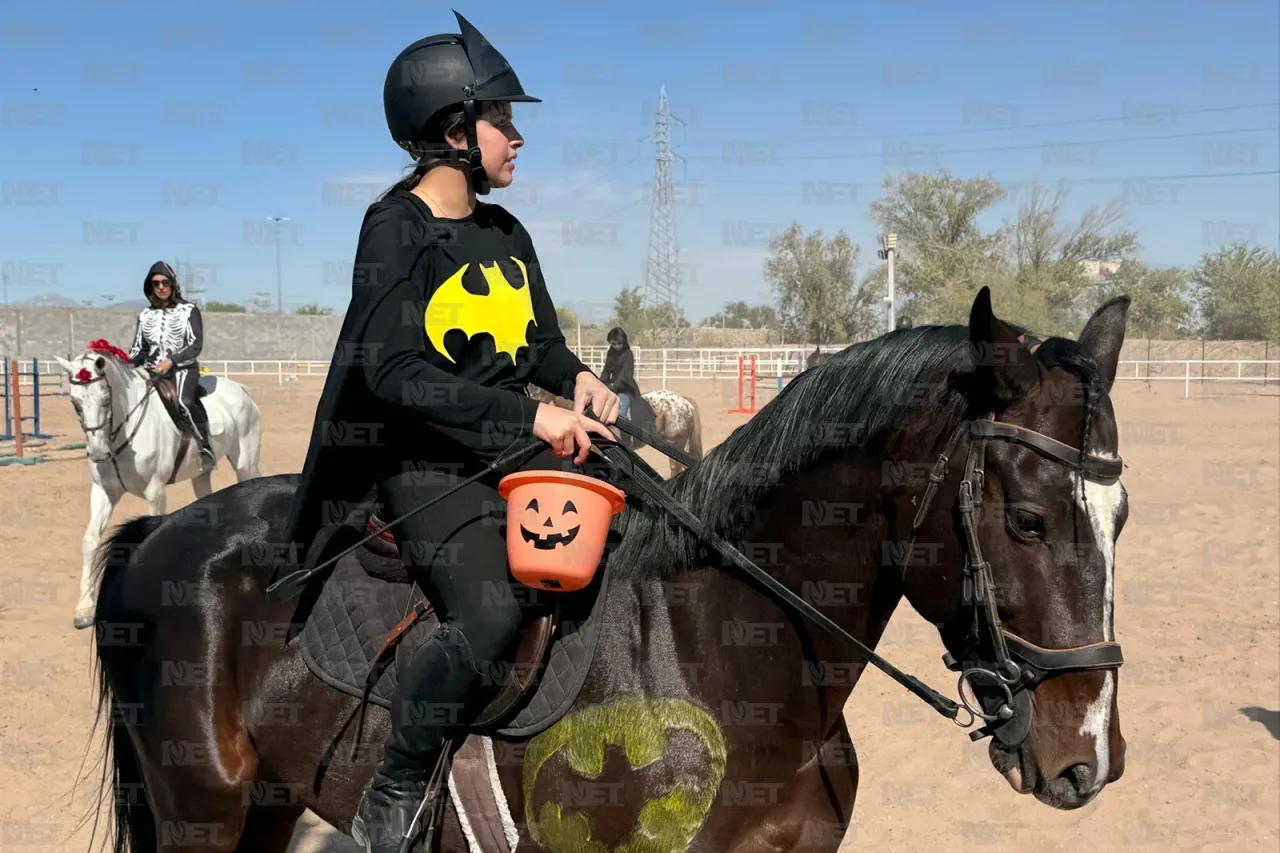 Jinetes y caballos dan color al Día de Muertos con concurso de disfraces