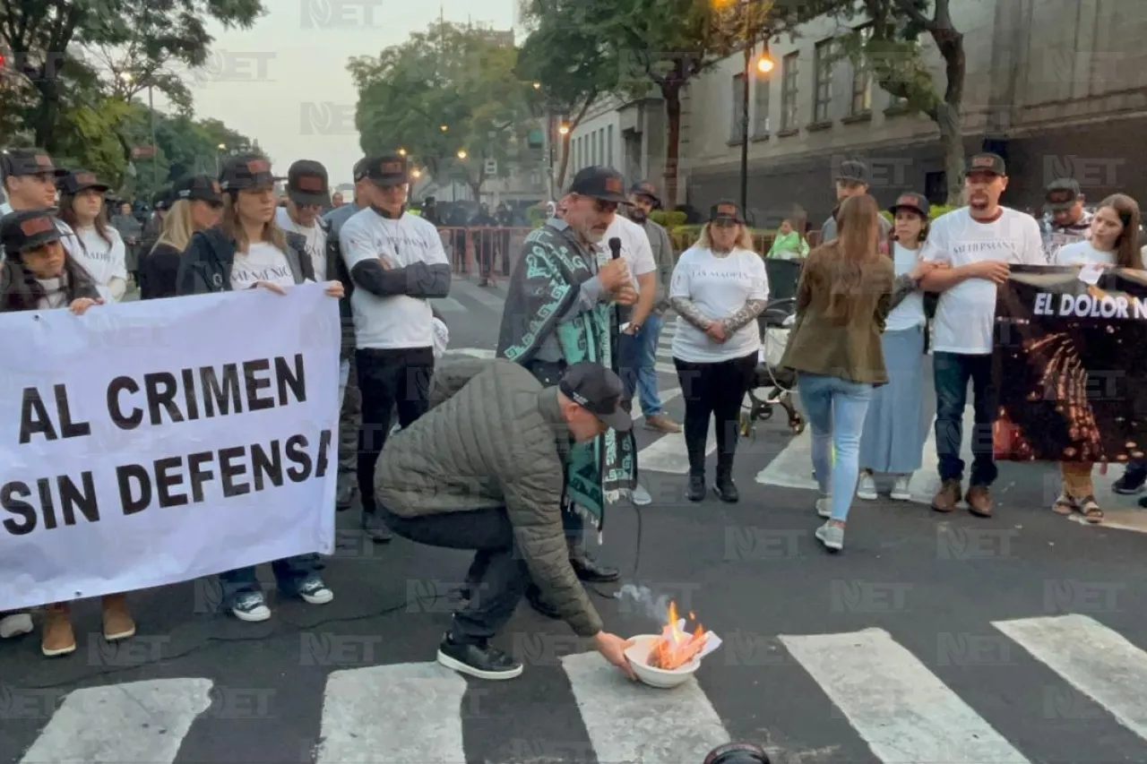 Cierran el Zócalo a manifestación LeBarón en CDMX