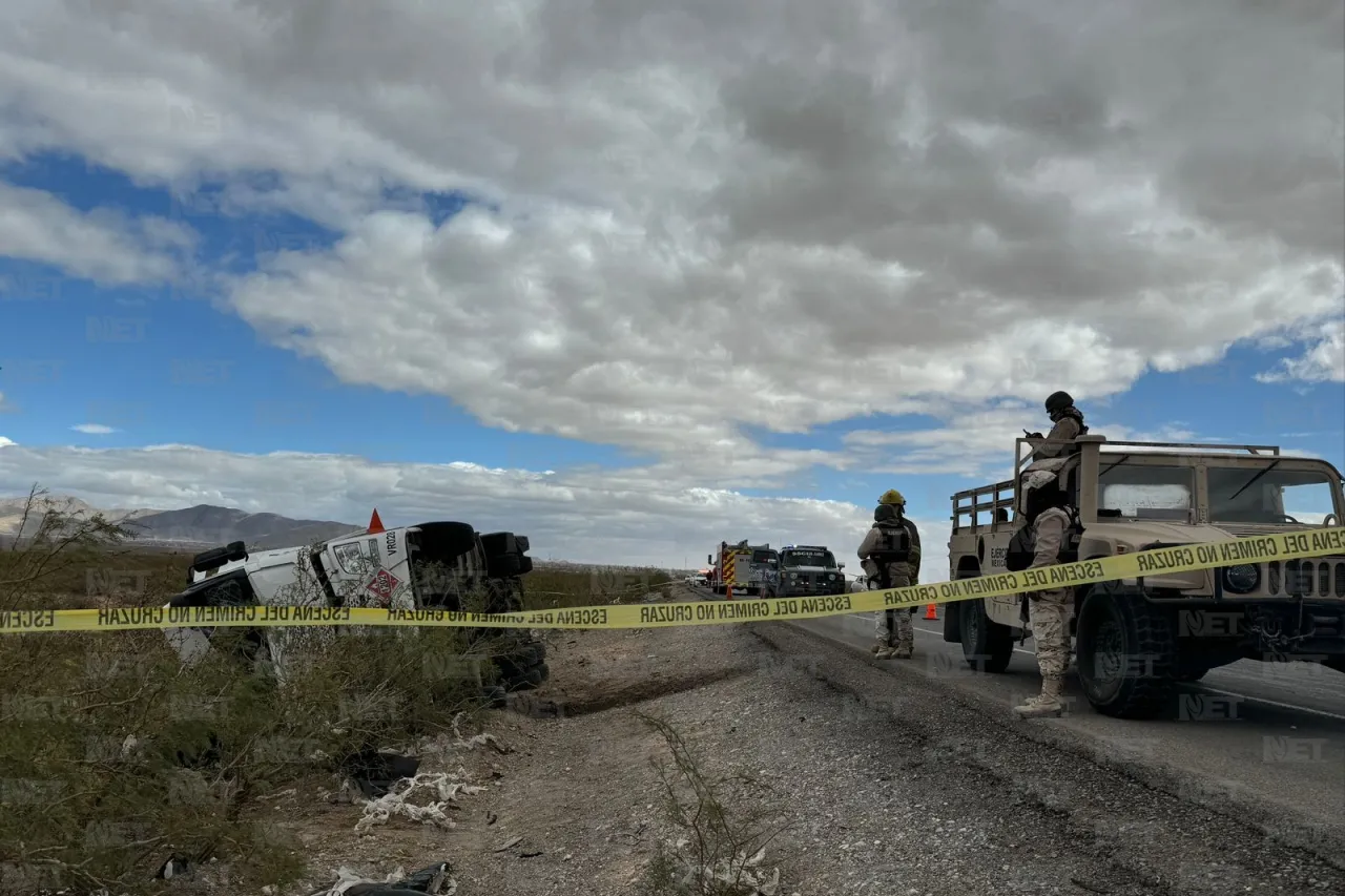 Pipa se voltea; derrame de combustible alerta a autoridades