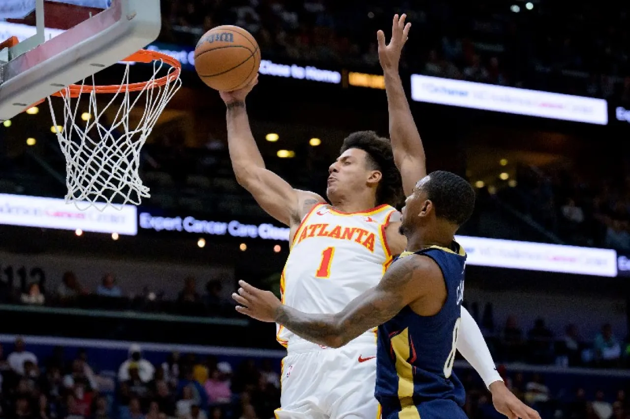 Pelicans pagan los platos rotos de los Hawks con derrota