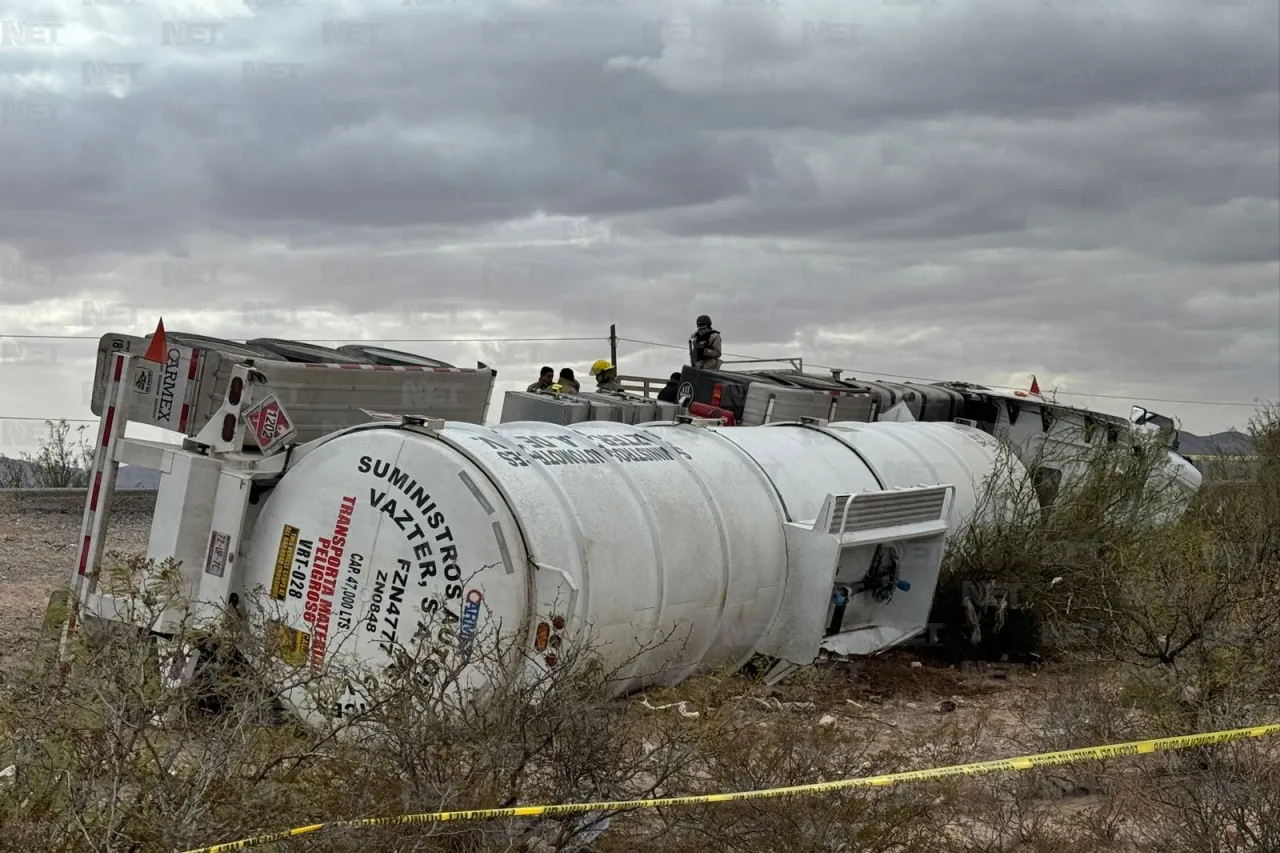 Pipa se voltea; derrame de combustible alerta a autoridades