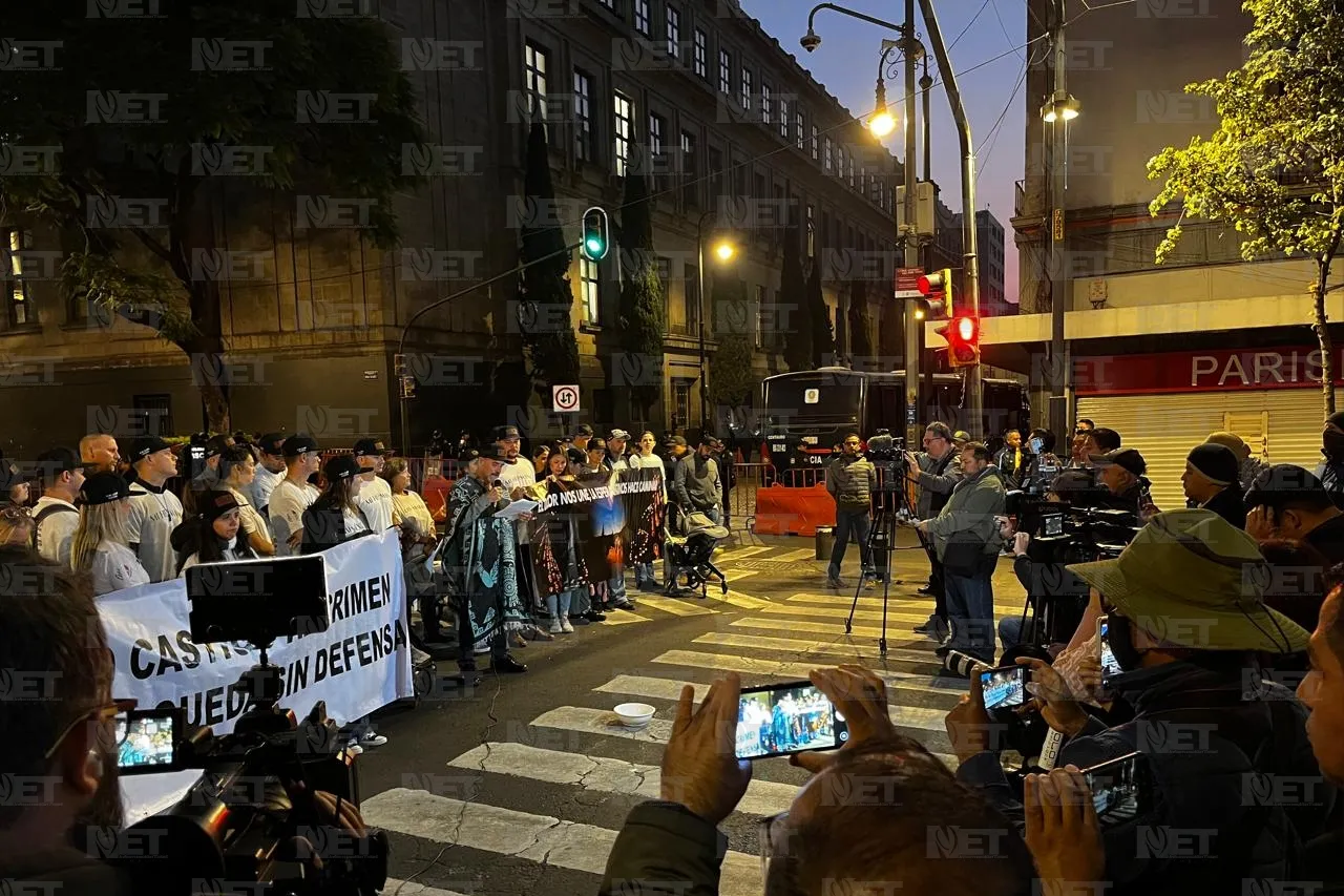 Cierran el Zócalo a manifestación LeBarón en CDMX