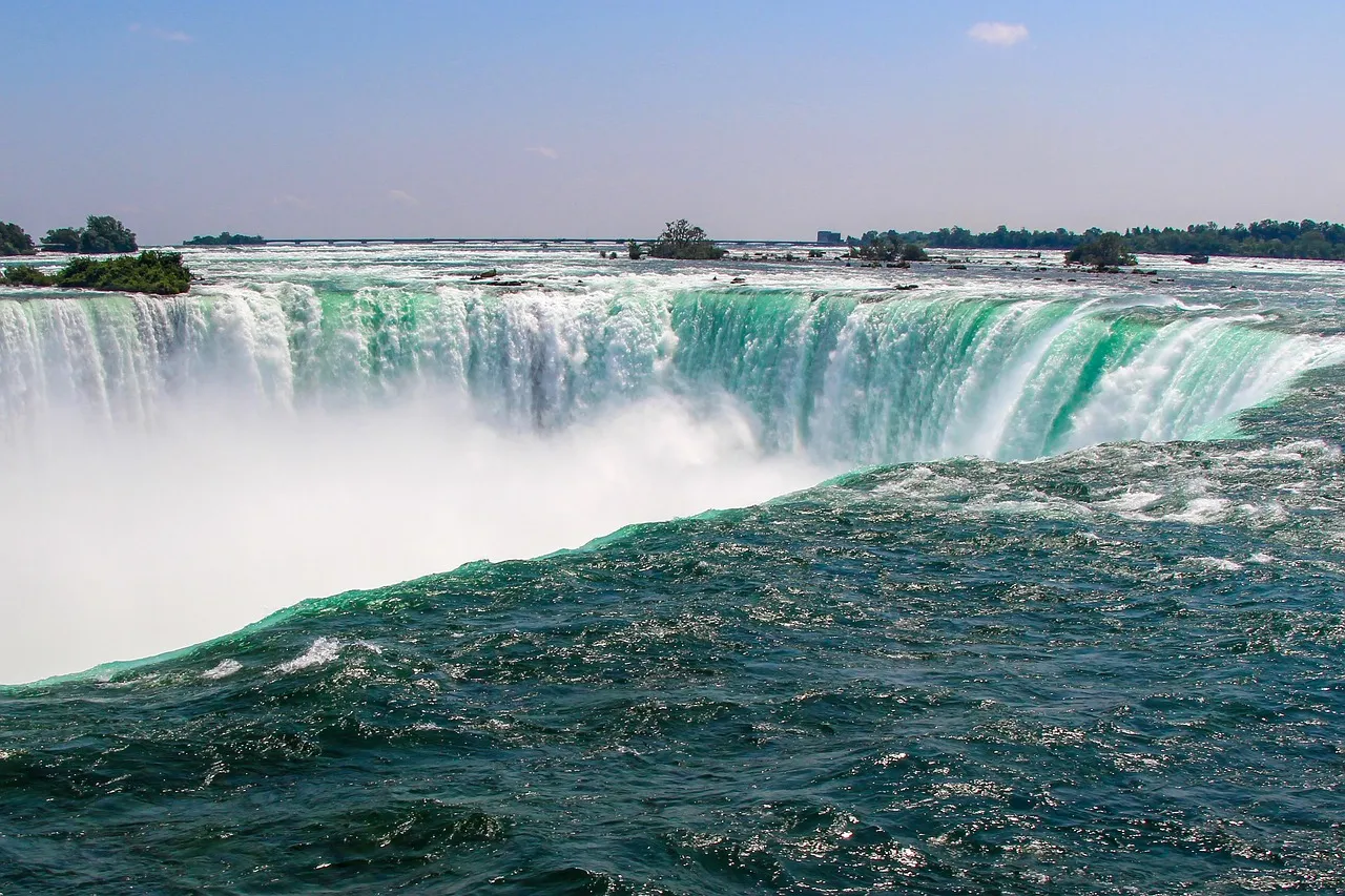 Mujer se lanza a Cataratas del Niágara con sus hijos de 5 meses y 9 años