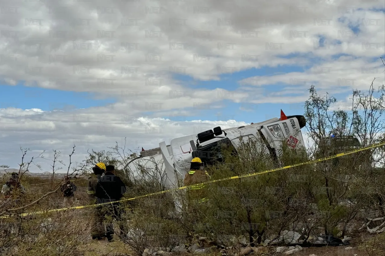 Pipa se voltea; derrame de combustible alerta a autoridades