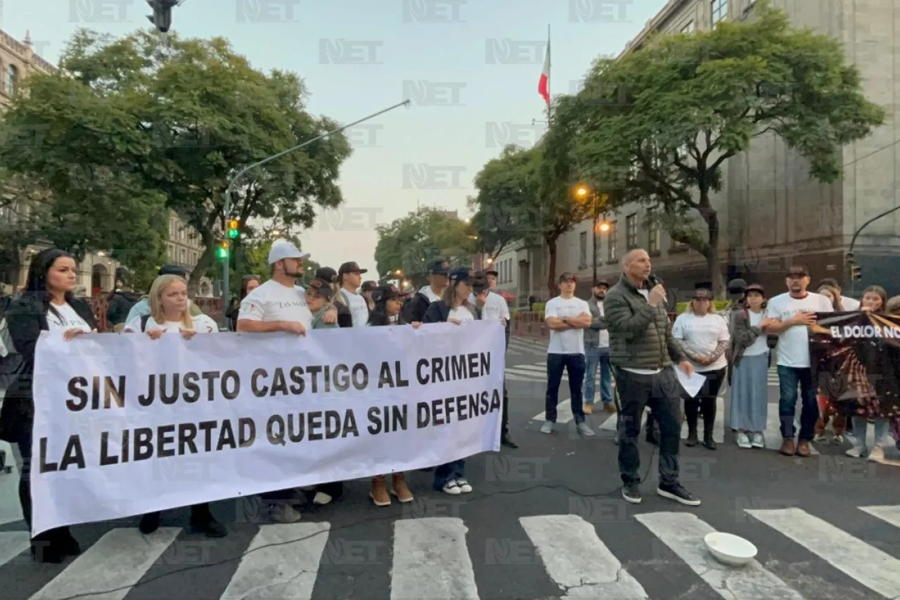 Cierran el Zócalo a manifestación LeBarón en CDMX