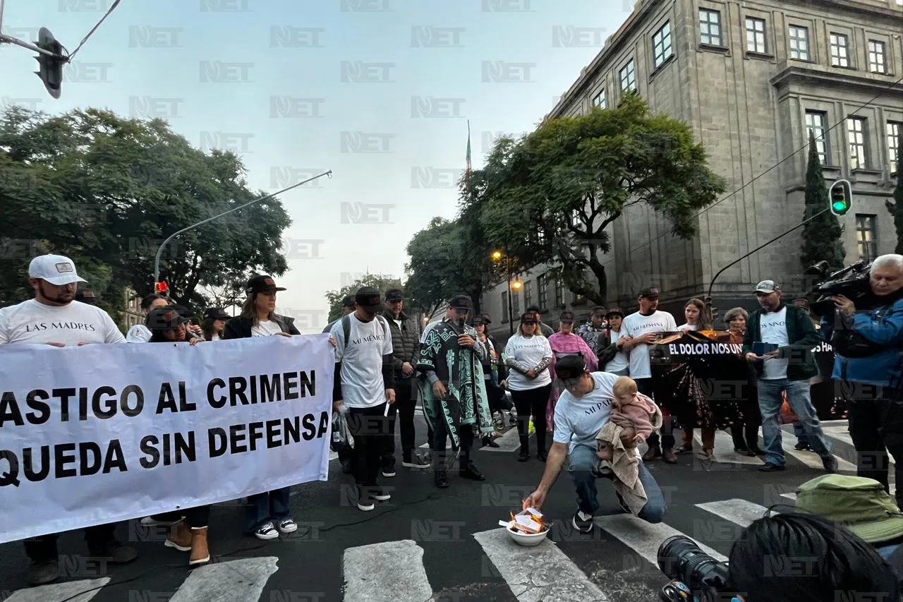 Cierran el Zócalo a manifestación LeBarón en CDMX