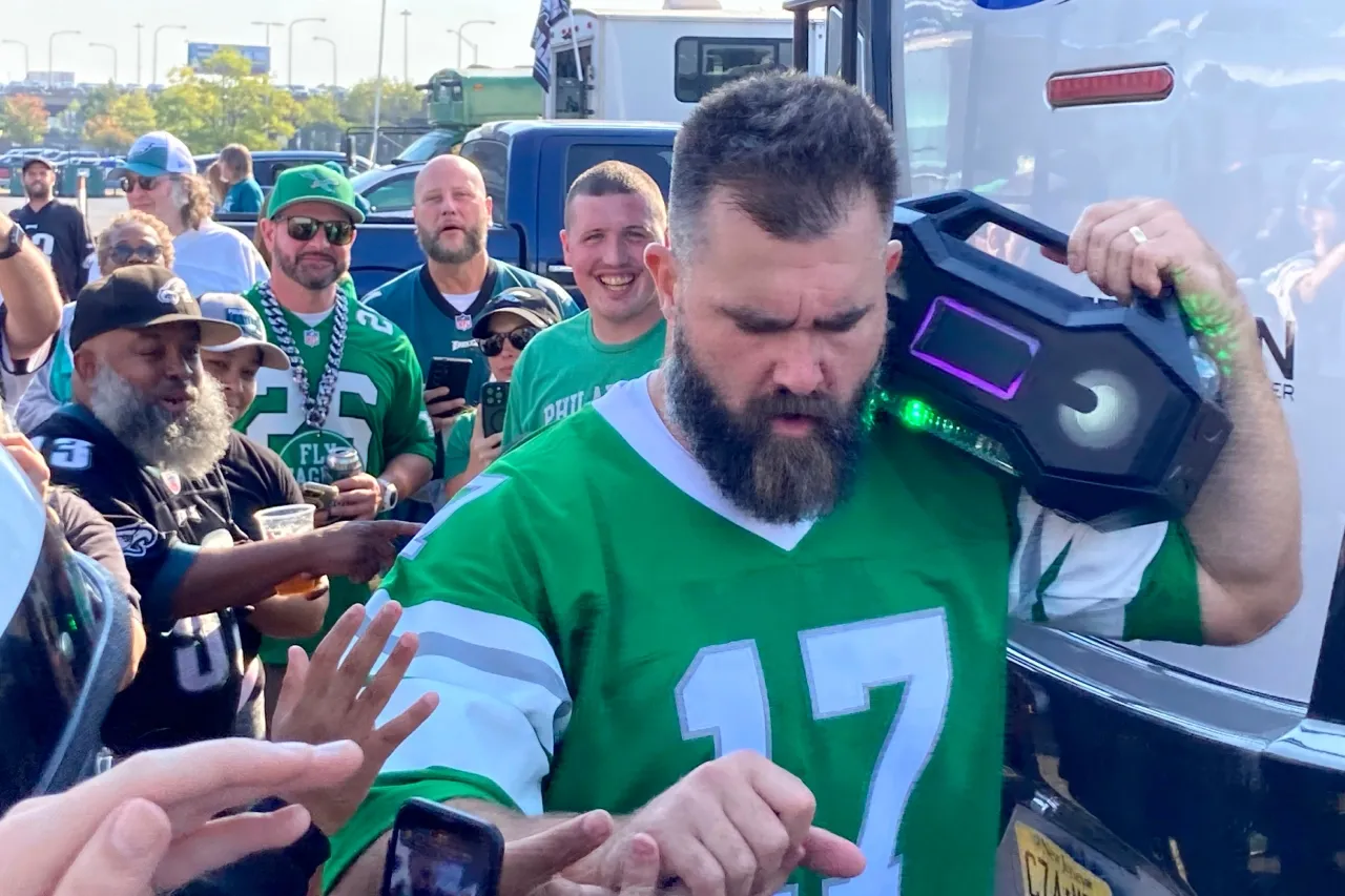 Jason Kelce se disculpa por incidente con teléfono celular