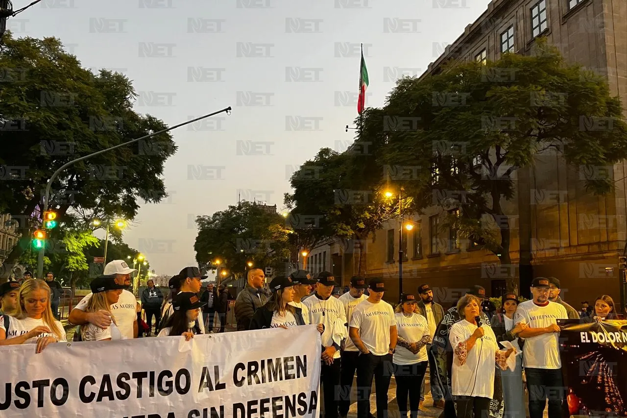 Cierran el Zócalo a manifestación LeBarón en CDMX