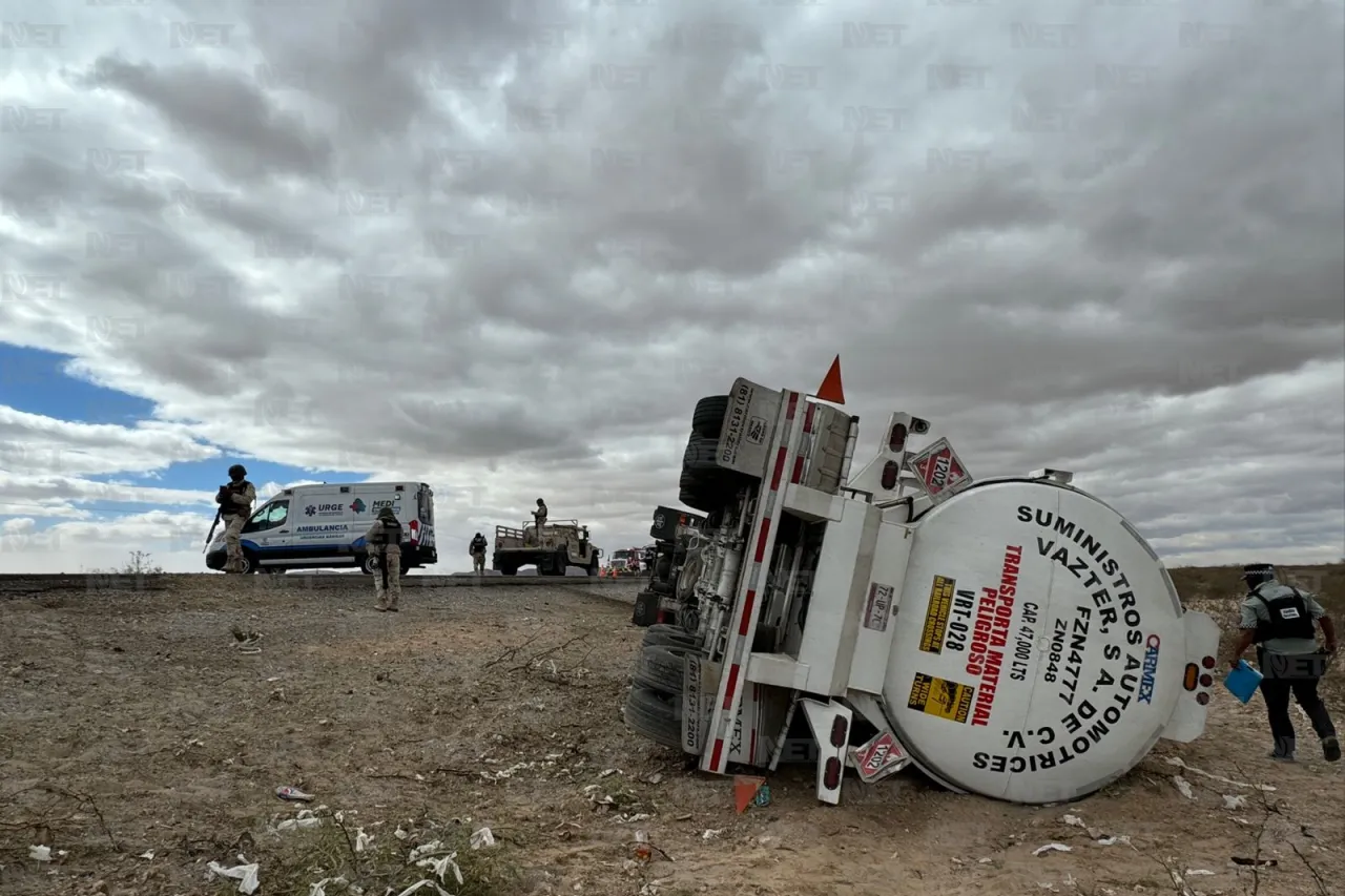 Pipa se voltea; derrame de combustible alerta a autoridades