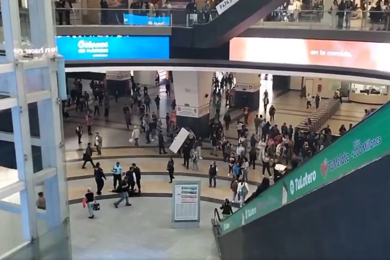 Muere hombre tras caer de segundo nivel de plaza comercial en CDMX