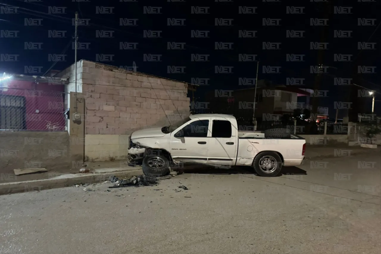 Troca chocada lleva días obstruyendo banqueta y cochera