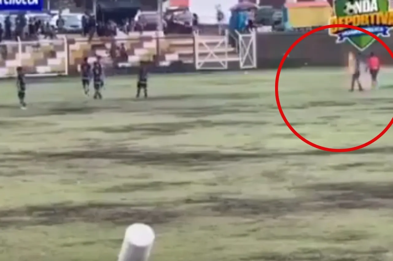 Video: Cae rayo durante partido de futbol y mata a un jugador