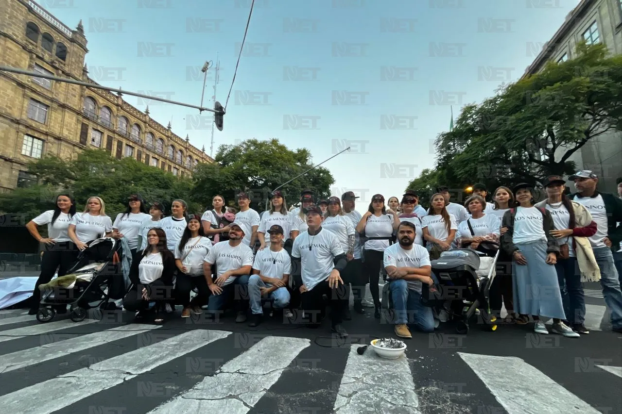 Cierran el Zócalo a manifestación LeBarón en CDMX