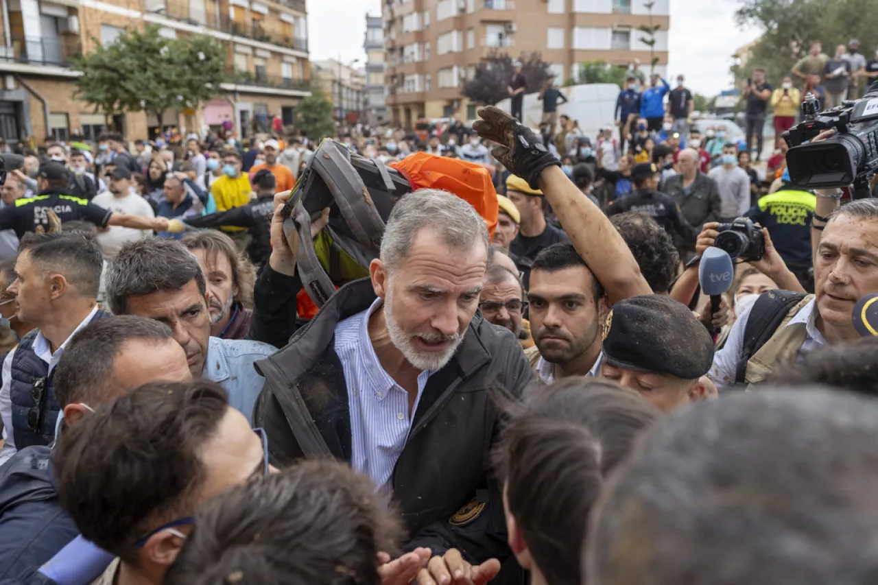 Prueba de fuego para el rey Felipe VI ante la adversidad por aluvión de lodo