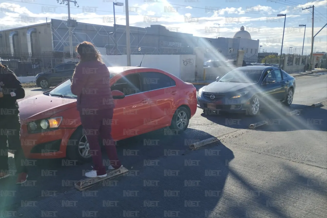 Doble choque en el eje vial Juan Gabriel