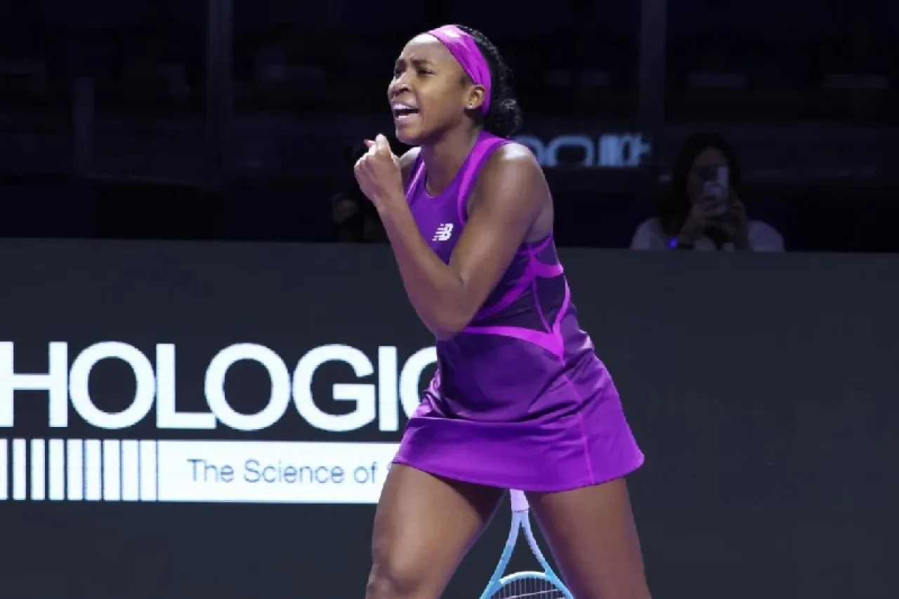 Coco Gauff vence a Iga Swiatek para meterse a semis de la Finales WTA