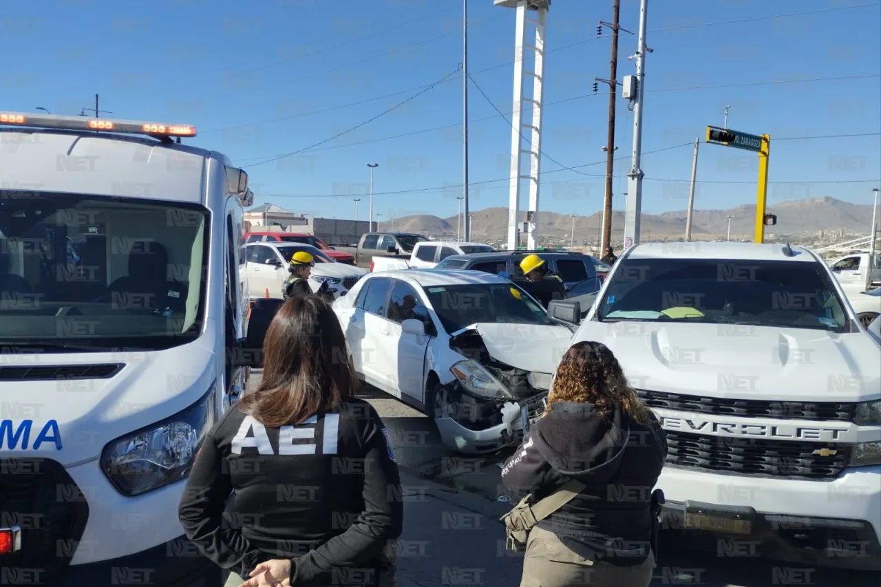 Chocan ministeriales contra auto en el bulevar Zaragoza