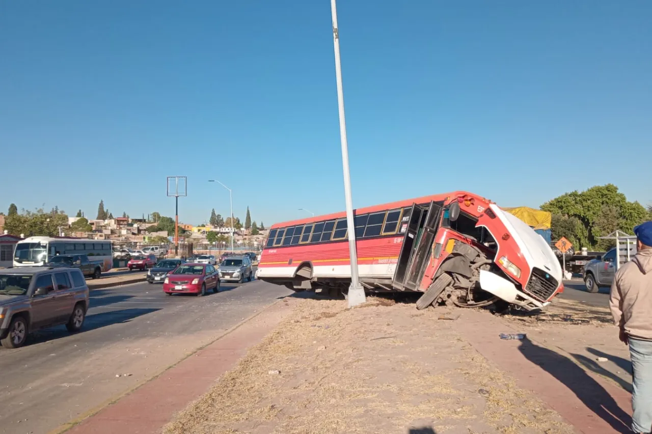 Choca camión de personal contra camellón y termina destrozado