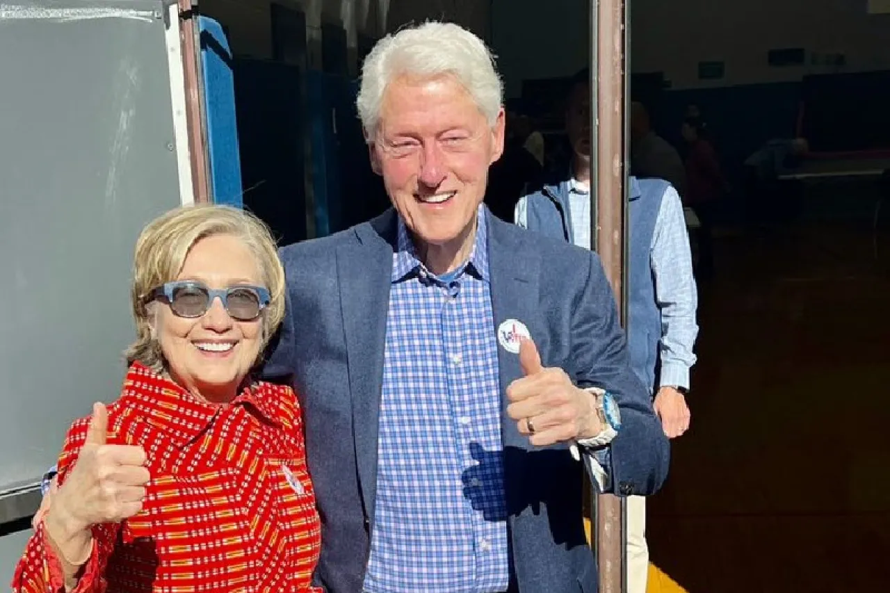 Bill y Hillary Clinton votan por Kamala Harris