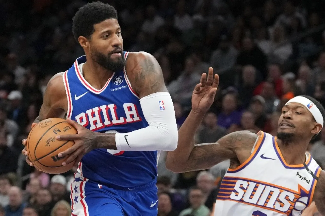 Ganan Suns y echan a perder debut de Paul George con los 76ers