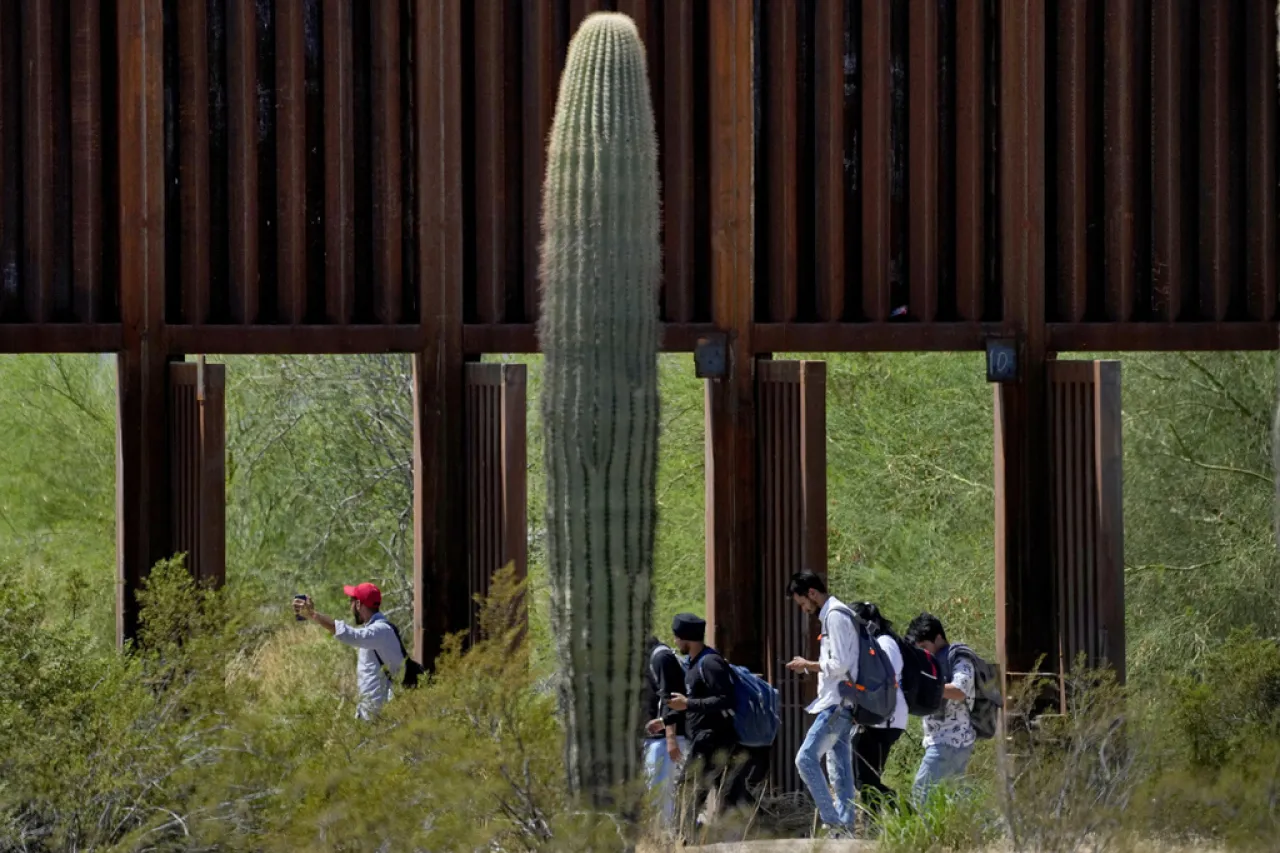 Votantes en Arizona decidirán si agencias locales pueden controlar inmigración