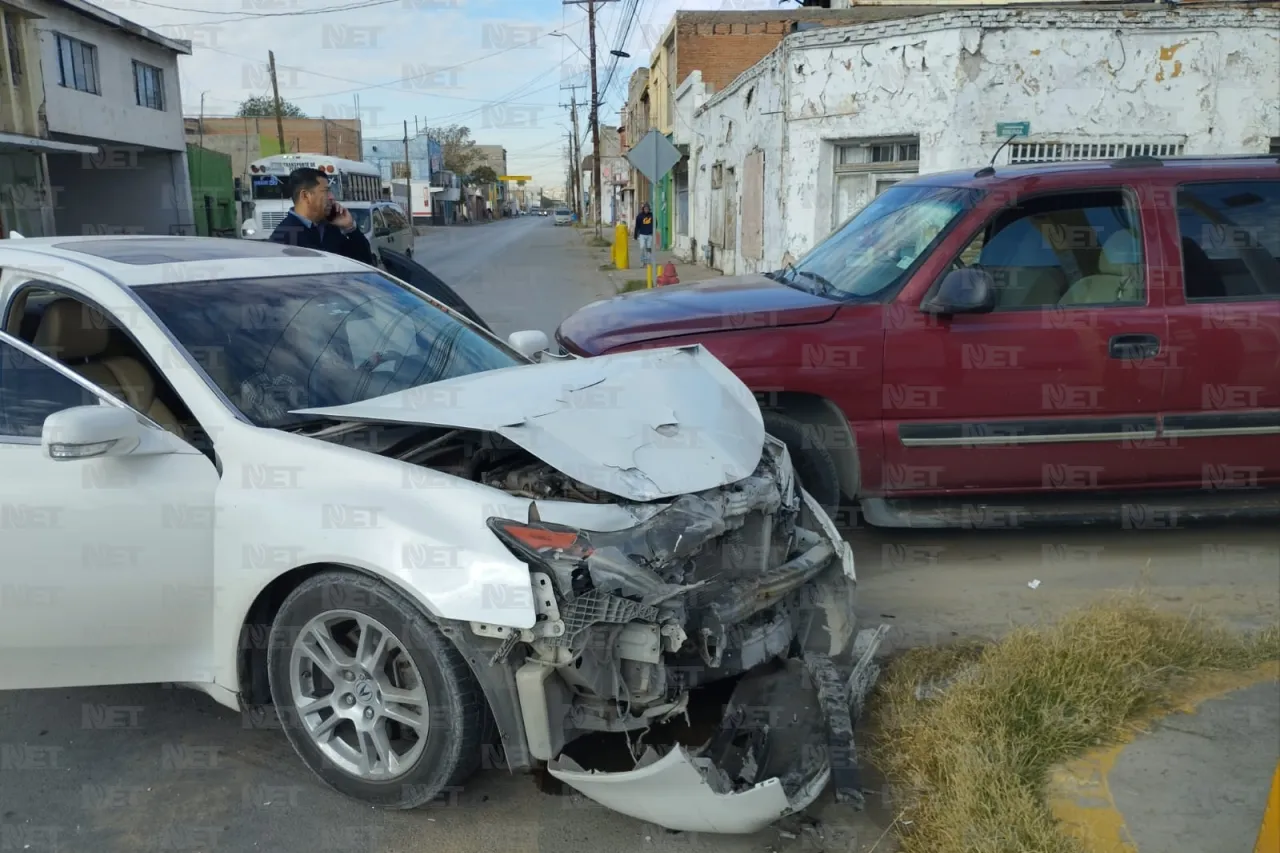 Chocan en Vicente Guerrero y Bolivia; mujer queda lesionada