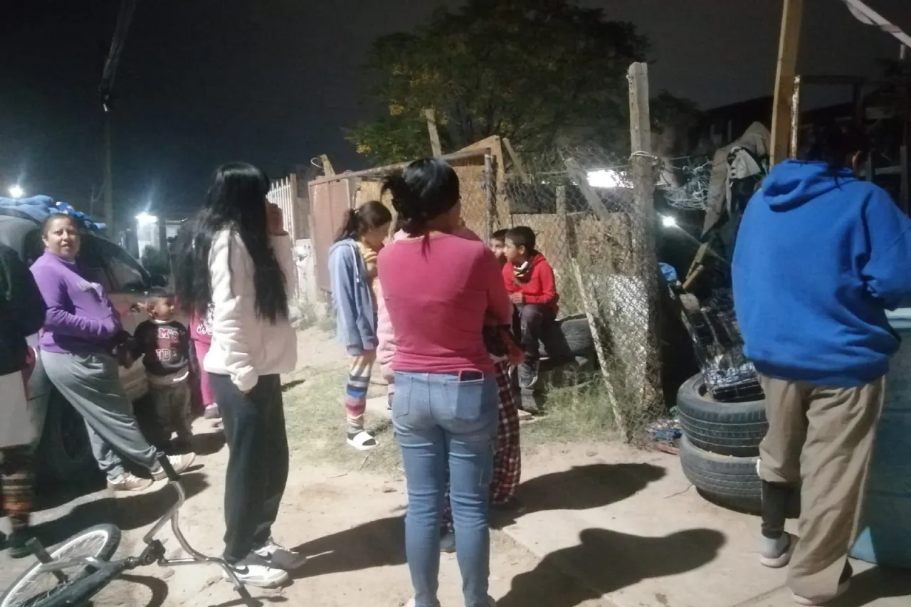 Quedan sin casas tras incendio; vecinos rescataron a 6 niños