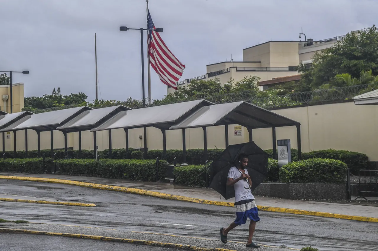 'Rafael' se intensifica a huracán categoría 2 y Cuba se prepara para impacto