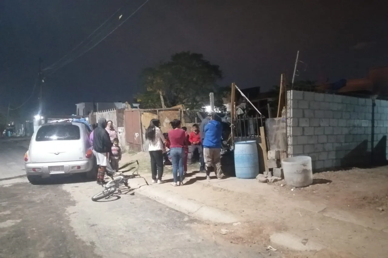 Quedan sin casas tras incendio; vecinos rescataron a 6 niños