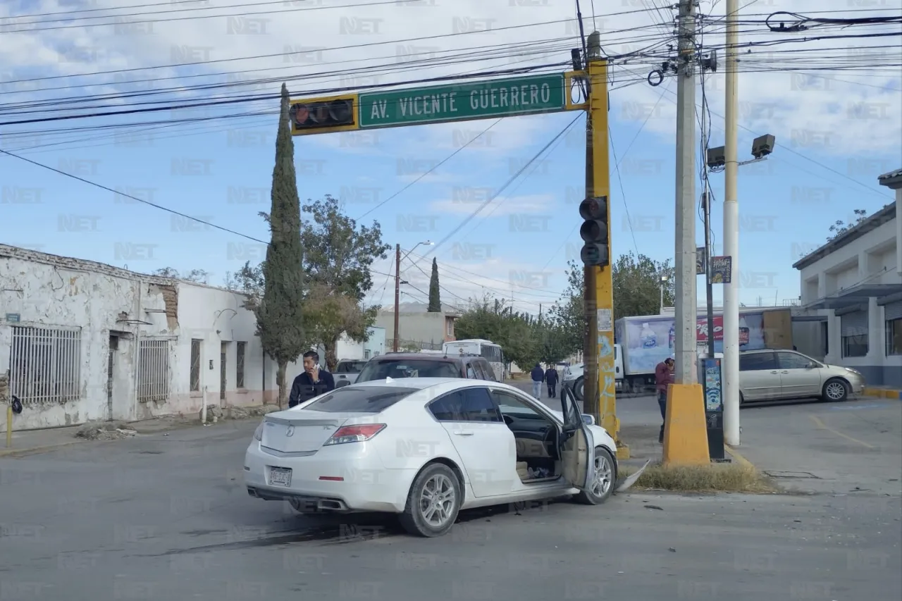 Chocan en Vicente Guerrero y Bolivia; mujer queda lesionada