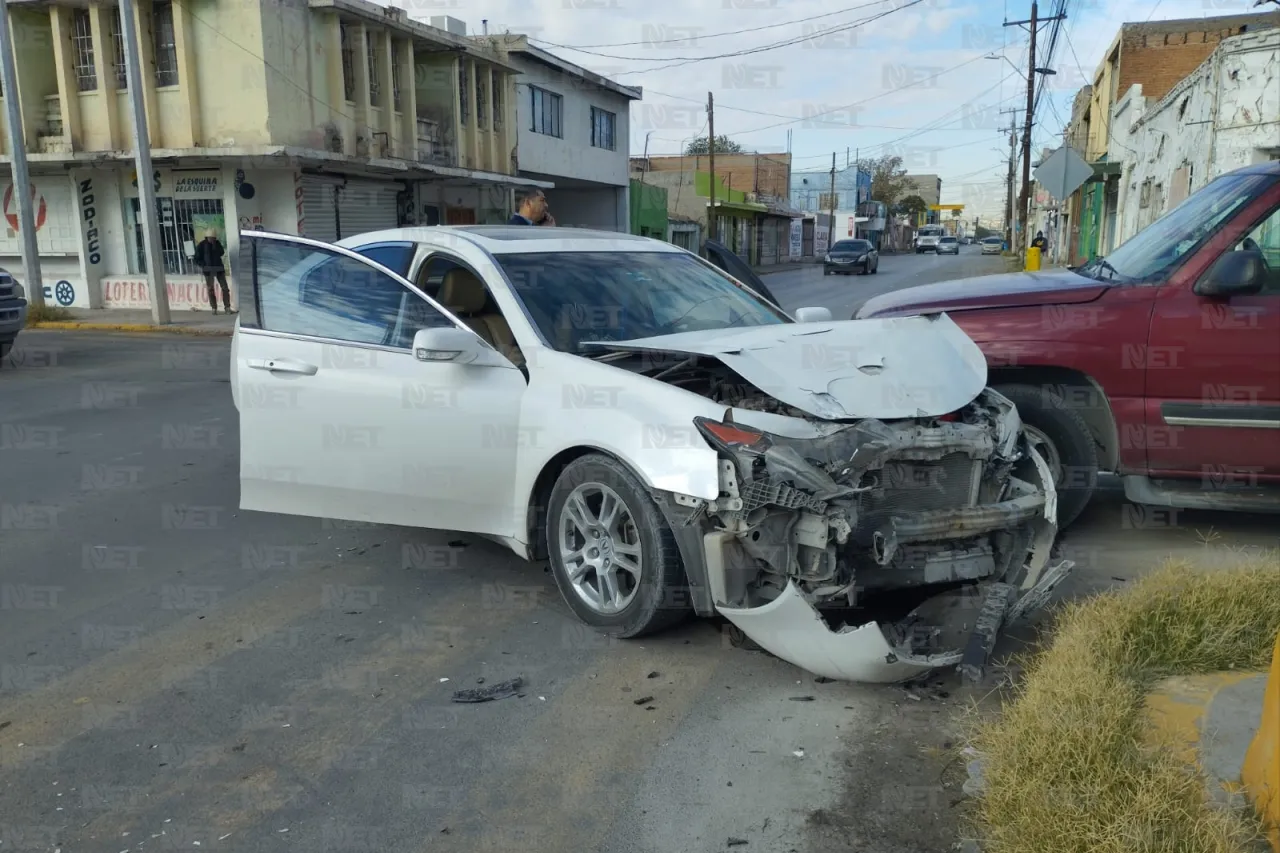 Chocan en Vicente Guerrero y Bolivia; mujer queda lesionada