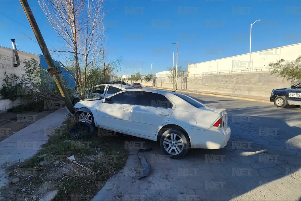 Chocan dos vehículos y tumban poste y árbol 