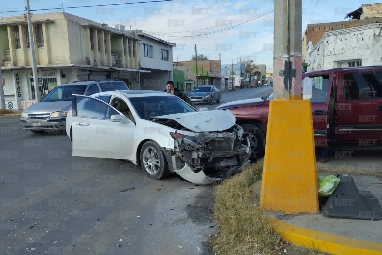 Chocan en Vicente Guerrero y Bolivia; mujer queda lesionada