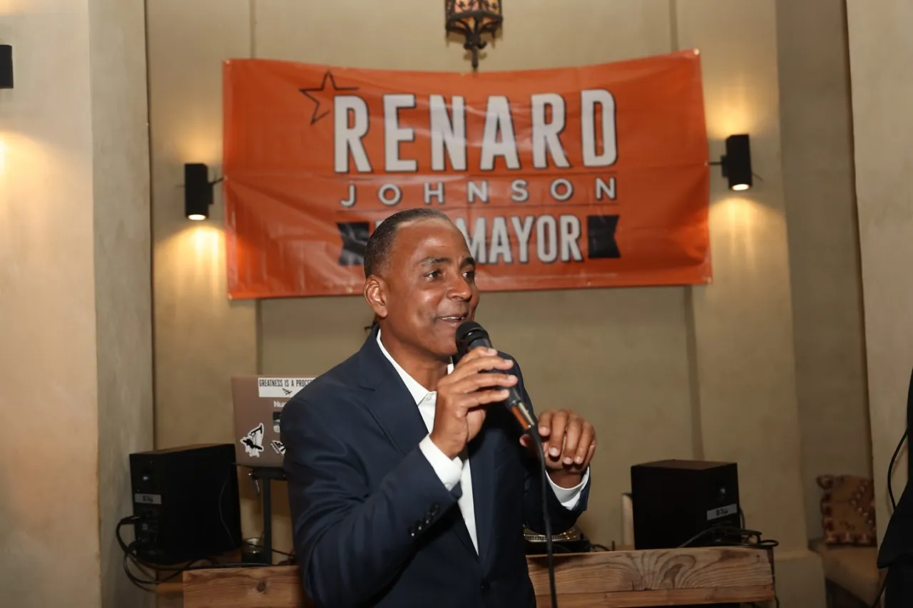 ¿Quién es Renard Johnson, próximo alcalde de El Paso?