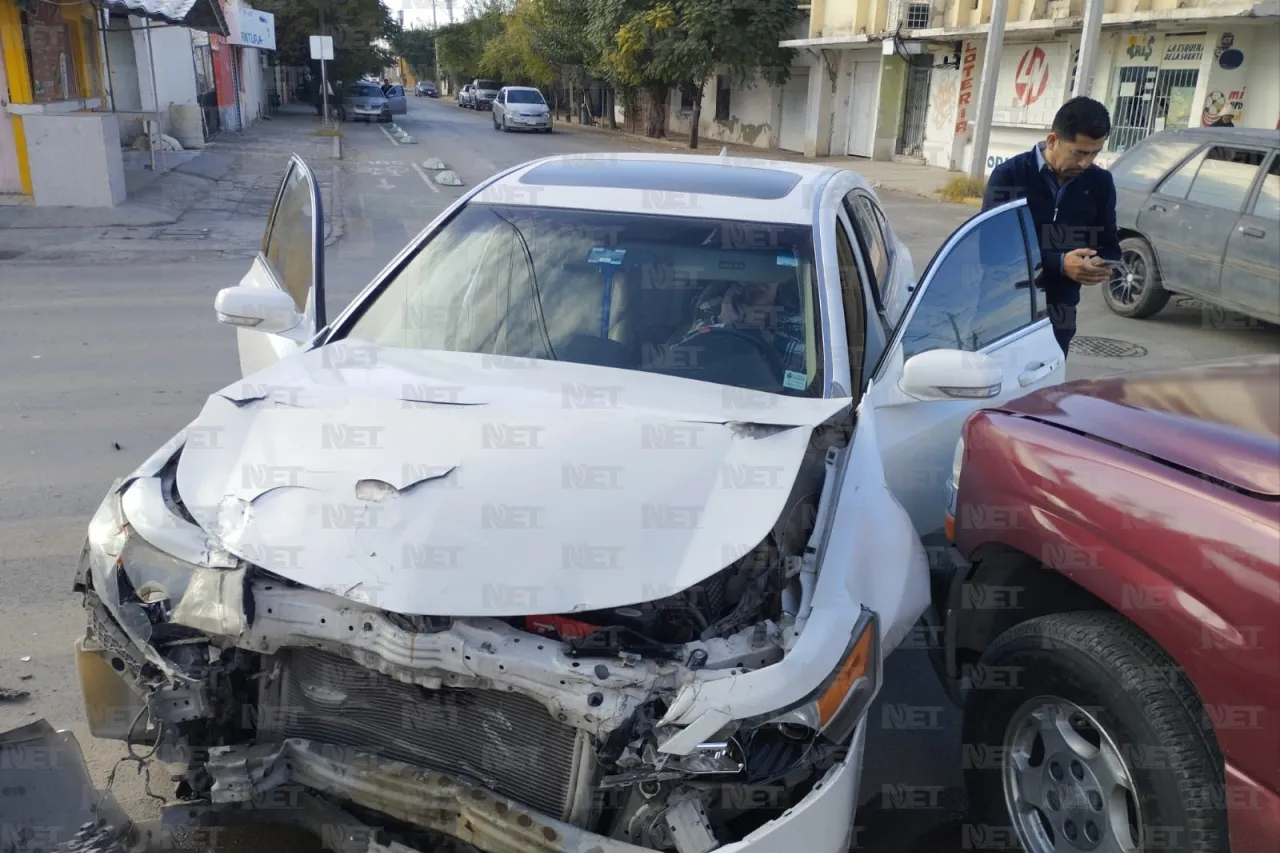 Chocan en Vicente Guerrero y Bolivia; mujer queda lesionada