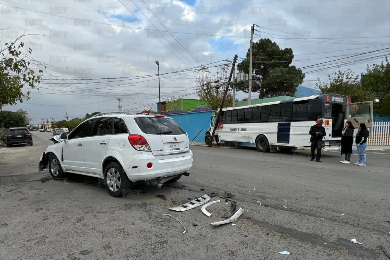 Choca camión de maquila y destroza barda de guardería