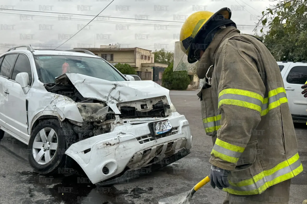 Choca camión de maquila y destroza barda de guardería