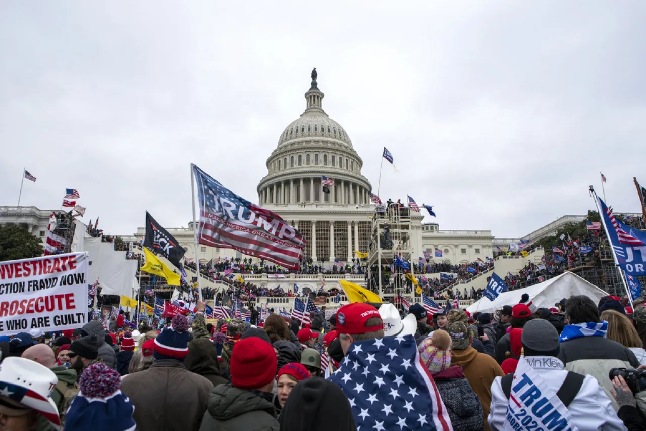 Manifestantes que asaltaron el Capitolio en 2020 celebran triunfo de Trump