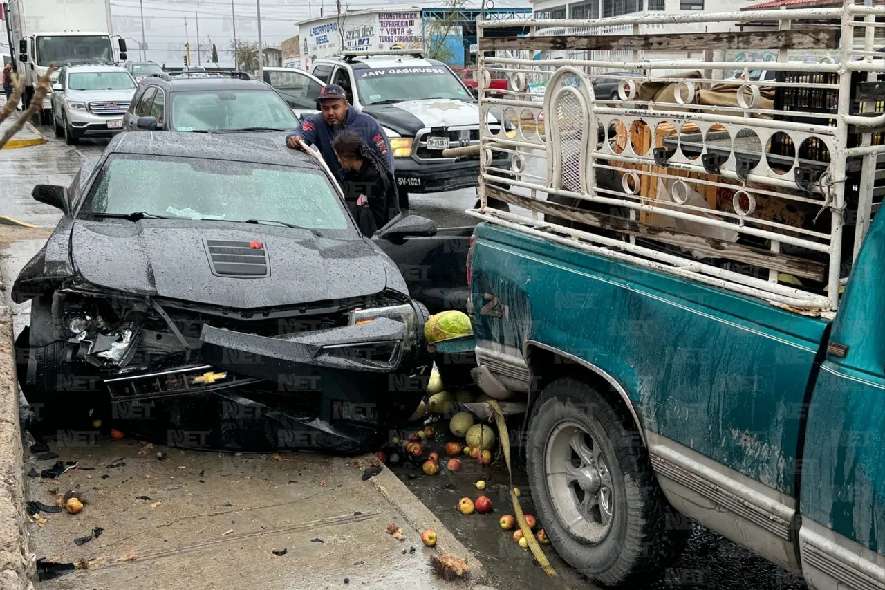 Pierde el control de su Camaro e impacta a vehículos estacionados