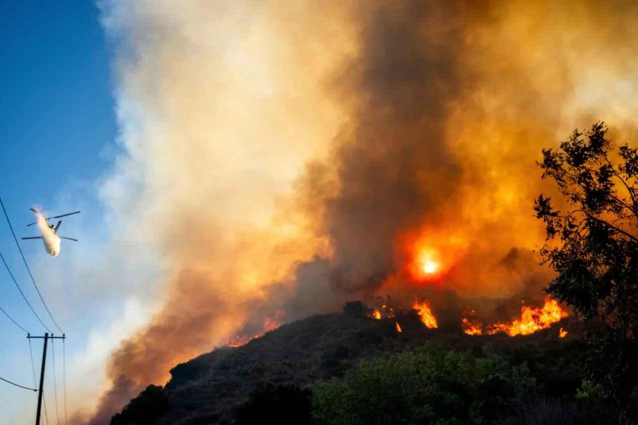 Incendio destruye 132 estructuras en California en medio de fuertes vientos