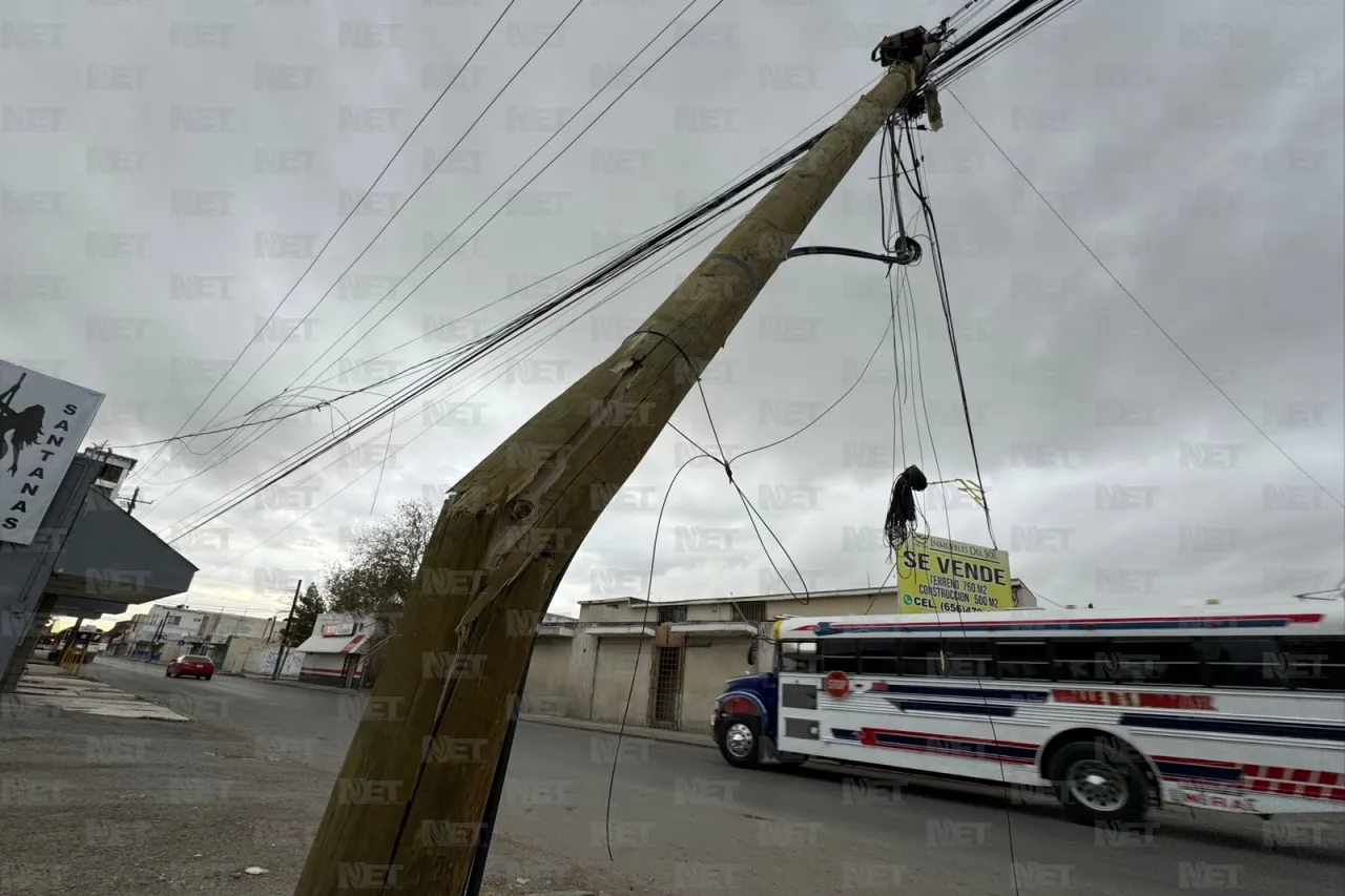 Tráiler derriba poste y huye del lugar