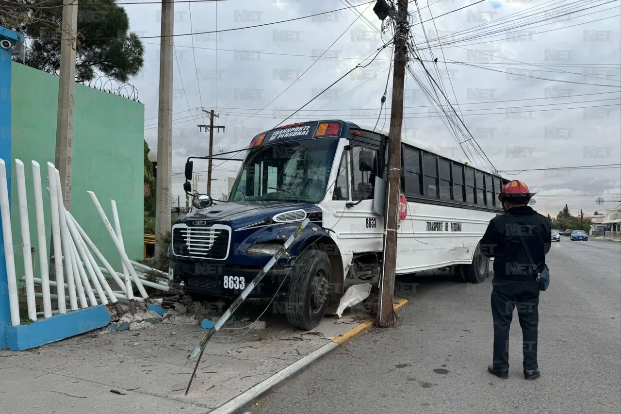 Choca camión de maquila y destroza barda de guardería