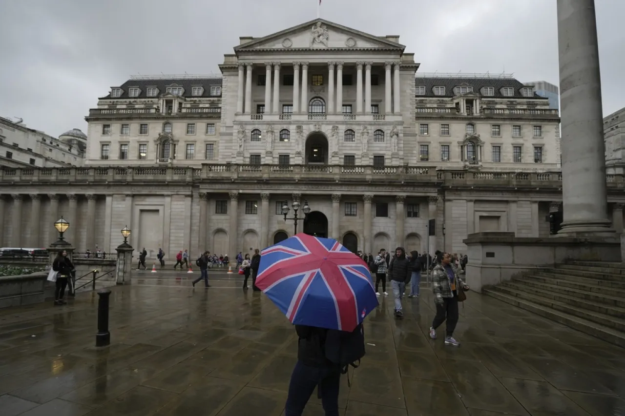 Banco de Inglaterra reduce tasas de interés tras caída de inflación en el RU