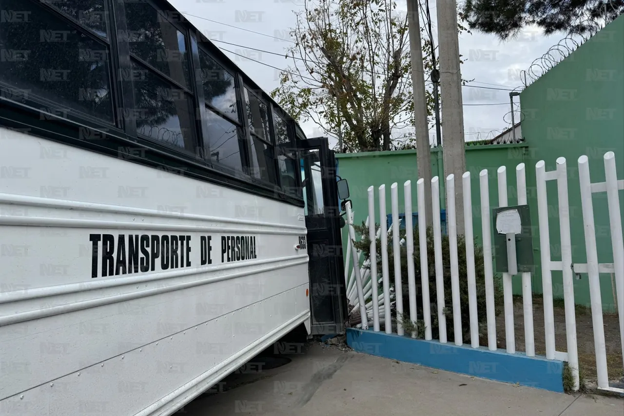 Choca camión de maquila y destroza barda de guardería