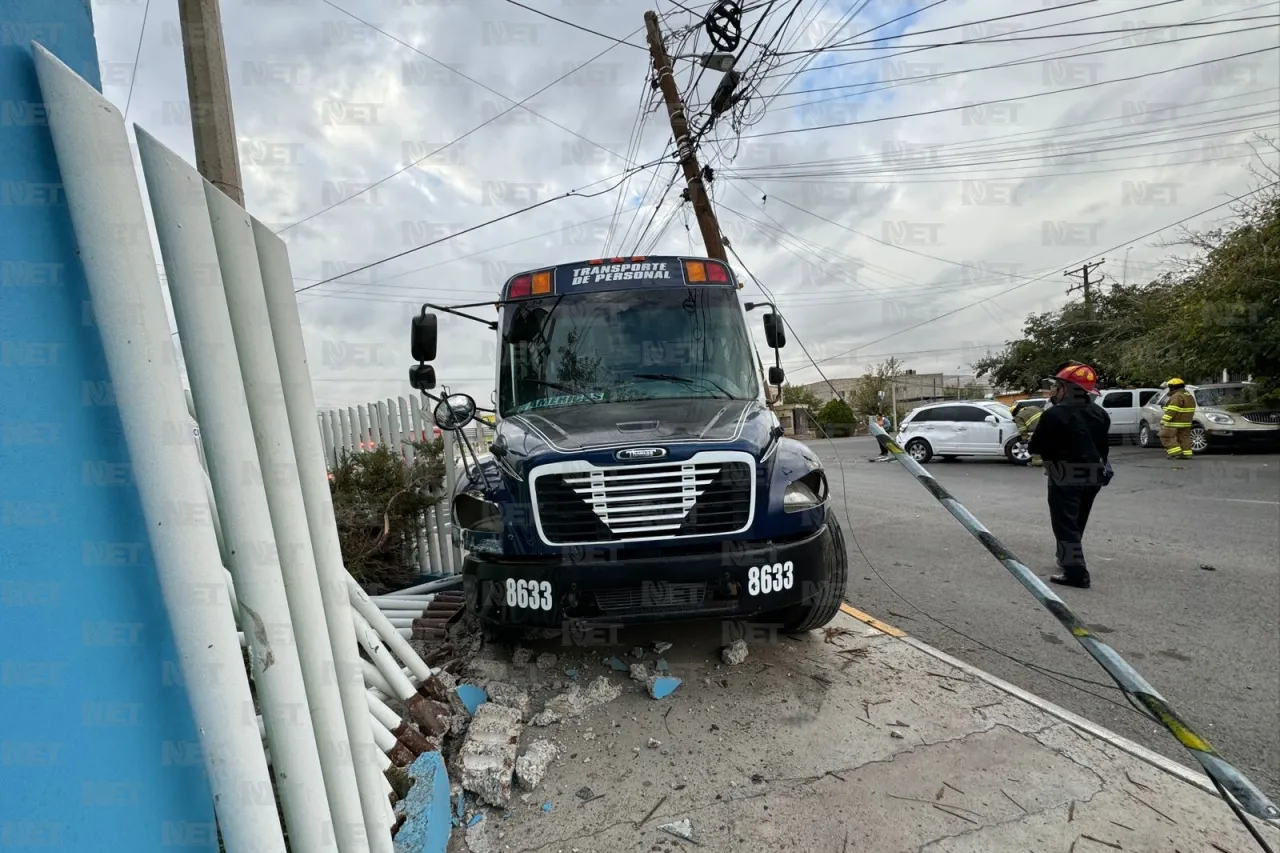 Choca camión de maquila y destroza barda de guardería