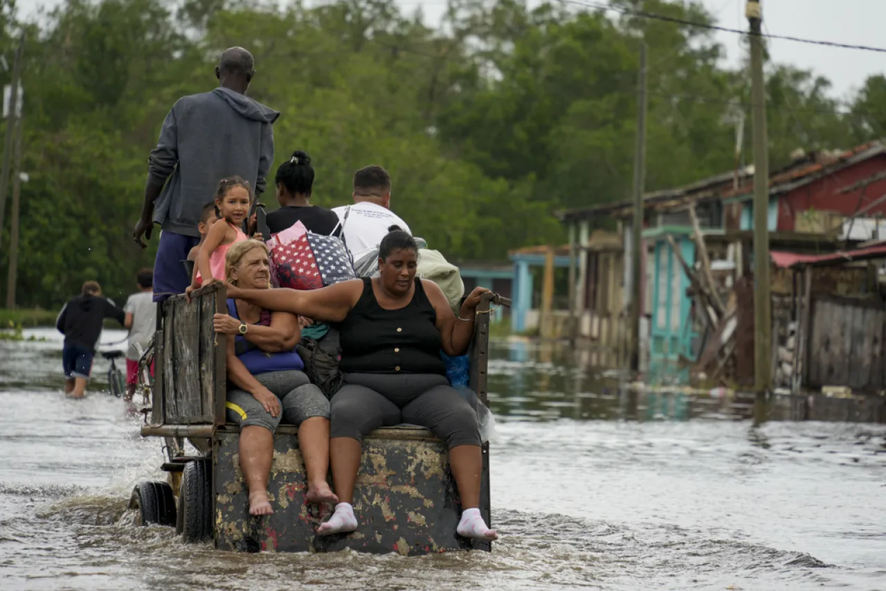 Cuba es duramente golpeada por ciclón Rafael