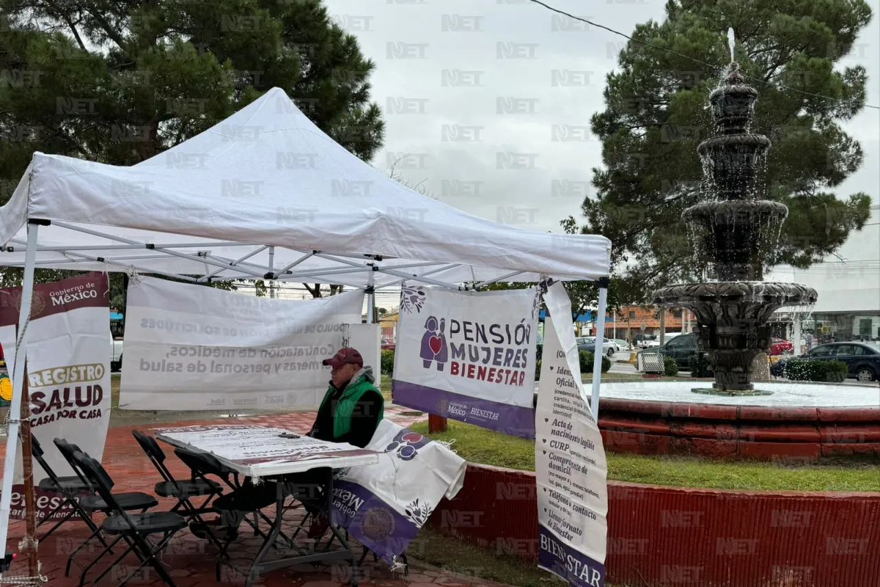 Con lluvia atienden módulos de registro a pensión Mujer Bienestar