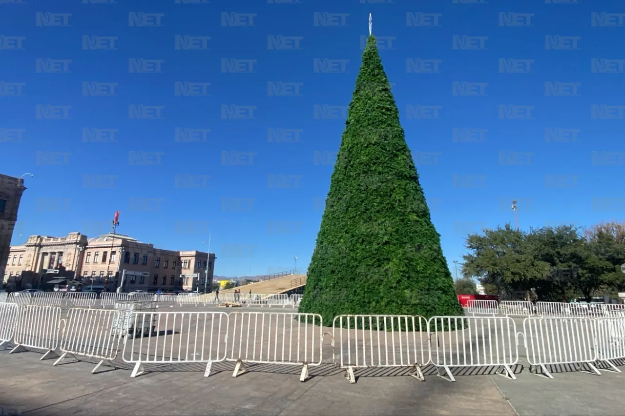 Inicia instalación del árbol navideño en el centro de Chihuahua